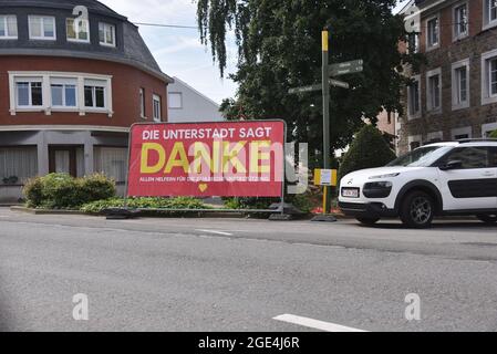 Eupen, Belgique. 08 août 2021. Avec une affiche la ville d'Eupen remercie pour l'aide et le soutien après la catastrophe d'inondation. Credit: Horst Galuschka/dpa/Alay Live News Banque D'Images