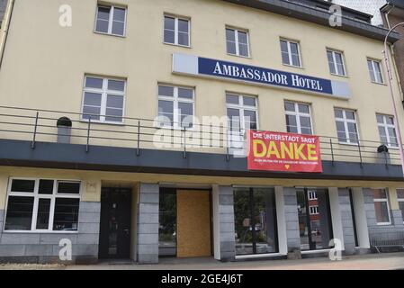 Eupen, Belgique. 08 août 2021. Avec une affiche la ville d'Eupen remercie pour l'aide et le soutien après la catastrophe d'inondation. Credit: Horst Galuschka/dpa/Alay Live News Banque D'Images