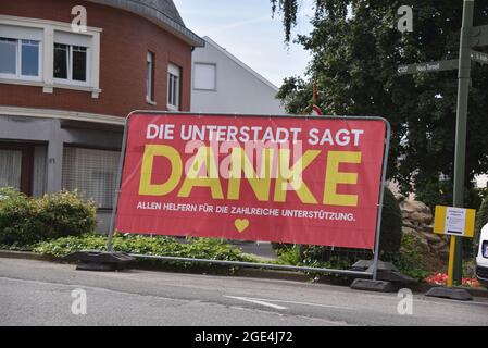 Eupen, Belgique. 08 août 2021. Avec une affiche la ville d'Eupen remercie pour l'aide et le soutien après la catastrophe d'inondation. Credit: Horst Galuschka/dpa/Alay Live News Banque D'Images