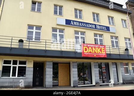 Eupen, Belgique. 08 août 2021. Avec une affiche la ville d'Eupen remercie pour l'aide et le soutien après la catastrophe d'inondation. Credit: Horst Galuschka/dpa/Alay Live News Banque D'Images