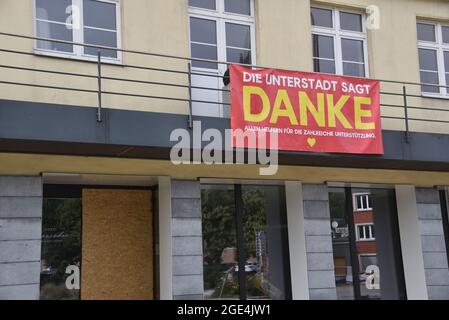 Eupen, Belgique. 08 août 2021. Avec une affiche la ville d'Eupen remercie pour l'aide et le soutien après la catastrophe d'inondation. Credit: Horst Galuschka/dpa/Alay Live News Banque D'Images