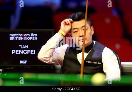 Morningside Arena, Leicester, Royaume-Uni. 16 août 2021. British Open Snooker Championship ; Tian Pengfel est assis à son siège lors de son match contre Mark Williams Credit: Action plus Sports/Alay Live News Banque D'Images