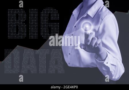 Femme d'affaires pointant de la main vers l'infographie. Concept d'analyse et de veille stratégique du Big Data. Technologie, innovation et concept Big Data Banque D'Images