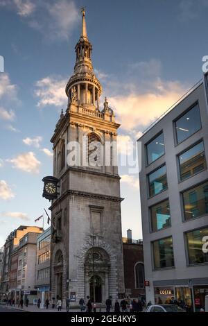 Eglise de St Mary-le-Bow au coucher du soleil à Cheapside, Londres, Royaume-Uni, le 17 décembre 2012 Banque D'Images