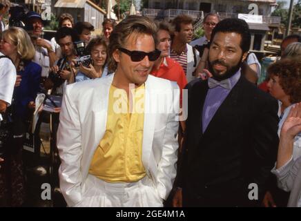 UNIVERSAL CITY, CA - JUIN 16 : l'acteur Don Johnson, l'acteur Philip Michael Thomas et l'acteur Michael Talbott assistent à Universal Studios et lance son nouveau parc à thème « Miami Vice action Spectacular » le 16 juin 1987 à Universal Studios à Universal City, Californie. Crédit: Ralph Dominguez/MediaPunch Banque D'Images