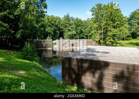 Druskininkai, Lituanie - 10 août 2021 : pavillon d'aéroionthérapie et terrasse dans le parc de bien-être de Karolis Dineika, Druskininkai, Lituanie Banque D'Images