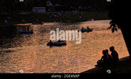Berlin, Allemagne. 14 août 2021. Les gens passent la belle soirée d'été à et sur l'eau de la Landwehrkanal. Credit: Stefan Jaitner/dpa/Alay Live News Banque D'Images