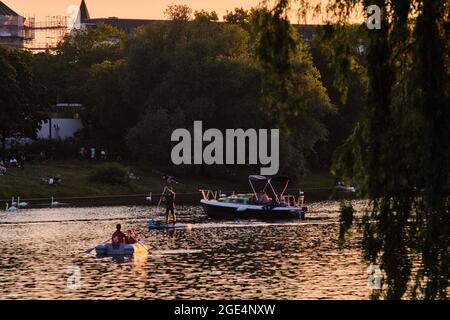 Berlin, Allemagne. 14 août 2021. Les gens passent la belle soirée d'été à et sur l'eau de la Landwehrkanal. Credit: Stefan Jaitner/dpa/Alay Live News Banque D'Images