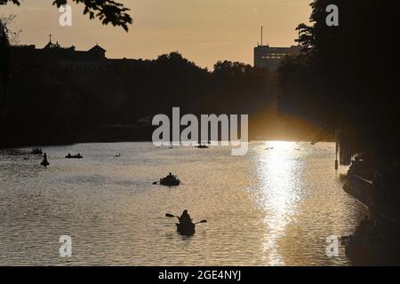 Berlin, Allemagne. 14 août 2021. Les gens passent la belle soirée d'été à et sur l'eau de la Landwehrkanal. Credit: Stefan Jaitner/dpa/Alay Live News Banque D'Images
