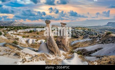 Des formations rocheuses de cheminées de fées de Cappadoce paysage sous des nuages dramatiques. Banque D'Images