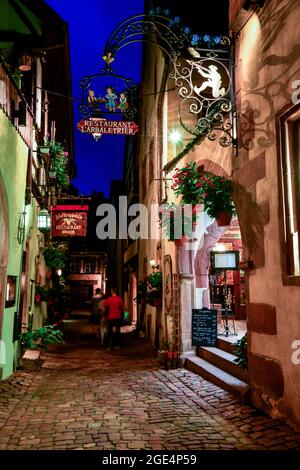 Romantique Alsace ville fortifiée Riquewihr Banque D'Images