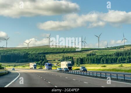 L'autoroute A74(M) passant par Clyde Windfarm dans le sud du Lanarkshire. Vue vers le nord. Banque D'Images