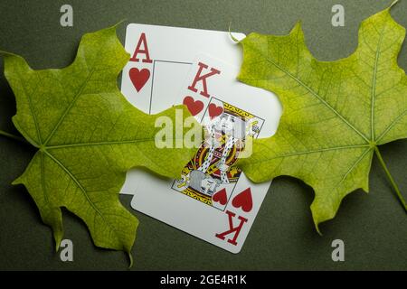 Cartes de poker d'automne jeu de coeur AK avec feuilles vertes Banque D'Images