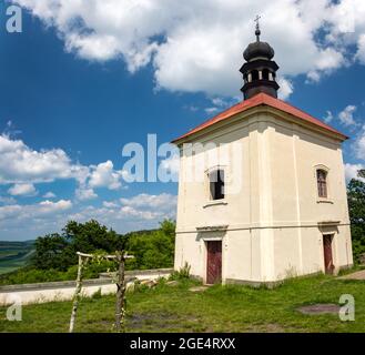 Chapelle historique de Corpus Christi au sommet d'une colline, Bohême du Nord, Tchéquie Banque D'Images