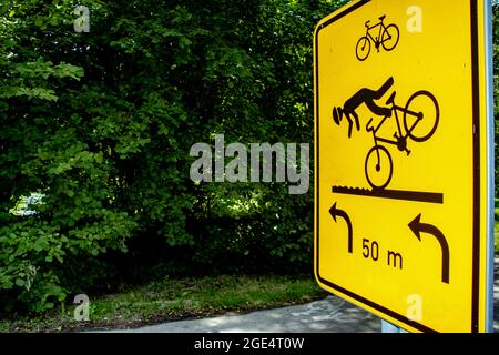 Signalisation routière en chemin avec des informations d'avertissement pour les cyclistes sur le risque de chute Banque D'Images