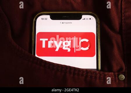 KONSKIE, POLOGNE - 04 août 2021 : le logo de la compagnie d'assurance Tryg est affiché sur le téléphone portable Banque D'Images