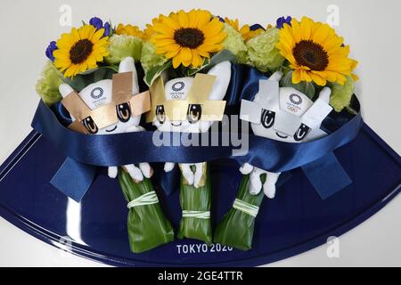 Tokyo 2020 podium olympique fleurs et mascottes d'or, d'argent et de bronze Miraitowa sur un plateau avant la remise d'une médaille Banque D'Images