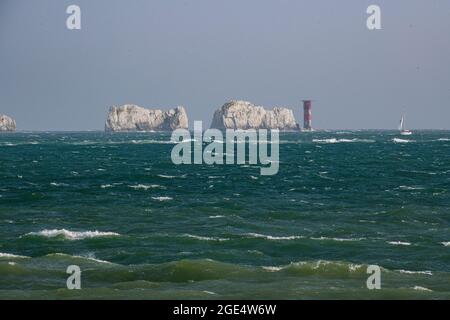 Voile dans le Solent juste à côté des aiguilles des manteaux de l'île de Wight Banque D'Images