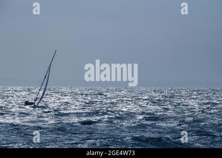 Voile dans le Solent juste au large des aiguilles de la côte de l'île de Wight Banque D'Images