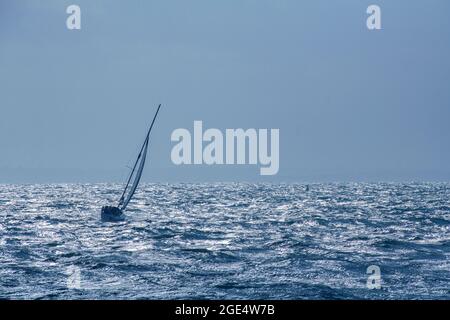 Voile dans le Solent juste au large des aiguilles de la côte de l'île de Wight Banque D'Images