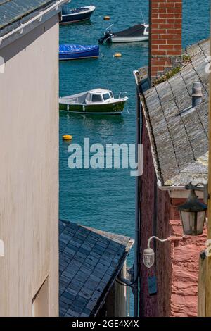 Une vue à travers les propriétés de Polruan à l'estuaire de Fowey - Polruan, Cornwall, Royaume-Uni. Banque D'Images