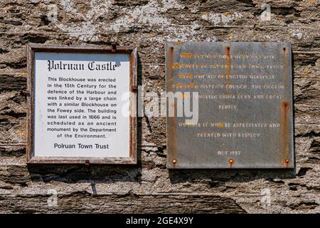Plaques d'information au-dessus de l'entrée du Château de Polruan / Blockhouse du XVe siècle - Polruan, Cornwall, Royaume-Uni. Banque D'Images
