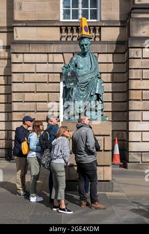 Statue de David Hume, avec un cône de circulation, et les touristes qui regardent le Royal Mile, Édimbourg, Écosse, Royaume-Uni. Banque D'Images