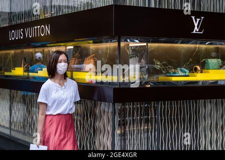 Hong Kong, Chine. 3 août 2021. Une femme portant un masque passe devant le magasin Louis Vuitton de la marque française de luxe à Hong Kong. (Credit image: © Budrul Chukrut/SOPA Images via ZUMA Press Wire) Banque D'Images