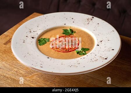 soupe à la crème avec aubergines de légumes cuites au four, décorée de tomates Banque D'Images