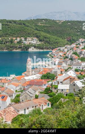 Vue spectaculaire sur la ville de Pucisca située sur la côte nord de l'île de Brac en Croatie Banque D'Images