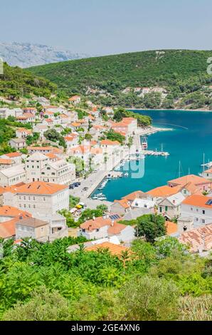 Vue spectaculaire sur la ville de Pucisca située sur la côte nord de l'île de Brac en Croatie Banque D'Images