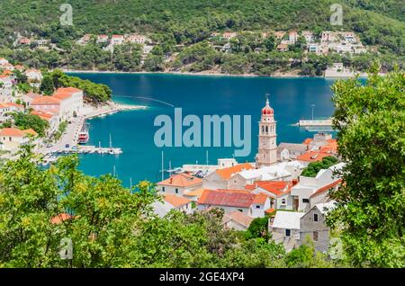 Vue spectaculaire sur la ville de Pucisca située sur la côte nord de l'île de Brac en Croatie Banque D'Images