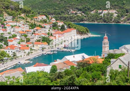 Vue spectaculaire sur la ville de Pucisca située sur la côte nord de l'île de Brac en Croatie Banque D'Images