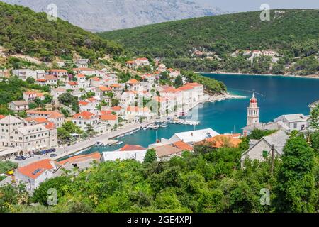 Vue spectaculaire sur la ville de Pucisca située sur la côte nord de l'île de Brac en Croatie Banque D'Images