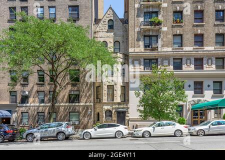 163 West 79th Street semble pressée par ses voisins plus récents. La structure de 1894 a été conçue par Clarence True dans le style roman Revival. Banque D'Images