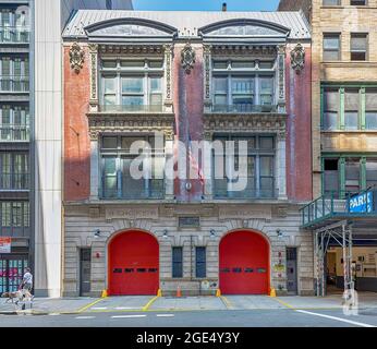 Le 205-207 West 77th Street fait partie des bâtiments de la ville conçus par l'équipe de Horgan & Slattery connectée politiquement. Construit à l'origine pour les camions tirés par des chevaux. Banque D'Images