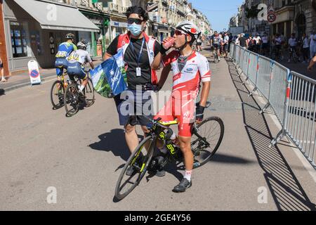 Soissons, France. 14 août 2021. Itsuki Koide de l'équipe japonaise vu après la première étape du Tour de l'avenir 2021 qui a eu lieu entre Charleville-Mézières et Soissons en 161, 2 km.le Tour de l'avenir est un concours de cyclisme qui a lieu du 13 au 22 août, 2021 et réservé aux cyclistes de moins de 23 ans. Le gagnant de la première étape est le cavalier norvégien Soren Waerenskjold dans le sprint. Il garde le maillot jaune du chef acquis la veille du prologue. Crédit : SOPA Images Limited/Alamy Live News Banque D'Images