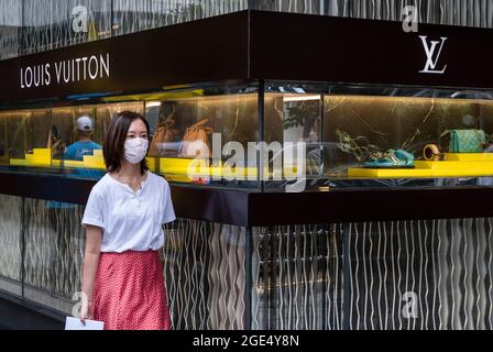 Hong Kong, Chine. 15 août 2021. Une femme portant un masque passe devant le magasin Louis Vuitton de la marque française de luxe à Hong Kong. Crédit : SOPA Images Limited/Alamy Live News Banque D'Images