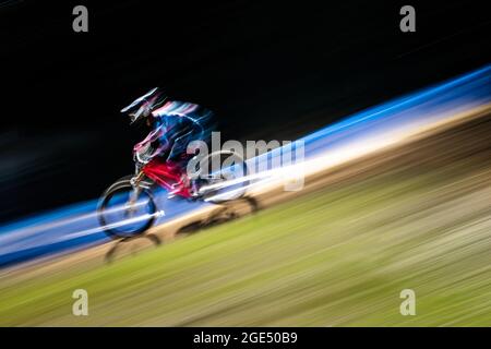 Pilote en action lors de la coupe du monde DHI MTB UCI à Maribor, Slovénie, le 15 août 2021. (CTK photo/Michal Cerveny) Banque D'Images