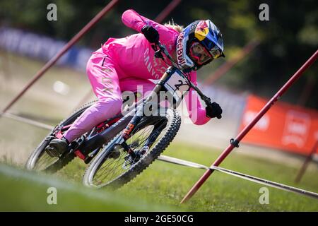 Le pilote britannique Tahnee Seagrave en action lors de la coupe du monde DHI MTB UCI à Maribor, Slovénie, le 15 août 2021. (CTK photo/Michal Cerveny) Banque D'Images