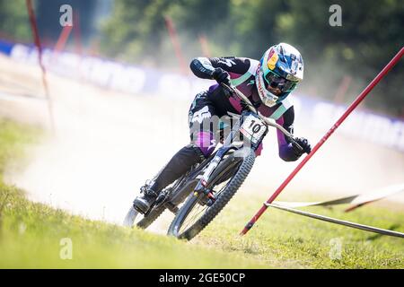 Le pilote français Loic Bruni en action lors de la coupe du monde de DHI MTB de l'UCI à Maribor, Slovénie, le 15 août 2021. (CTK photo/Michal Cerveny) Banque D'Images