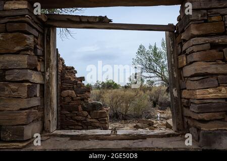 Vue à travers la fenêtre dans les ruines en pierre d'une ancienne maison dans l'Utah. Banque D'Images