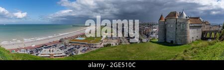 Dieppe, France - 30 juillet 2021 : un château médiéval et un panorama urbain de Dieppe en Normandie, France Banque D'Images