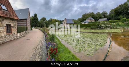 Veules les Roses, France - 30 juillet 2021 : la source de la rivière Veules, la plus courte rivière de France à 1.194 kilomètres Banque D'Images