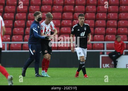 SUNDERLAND, ROYAUME-UNI. 16 AOÛT Stephen Wearne de Sunderland est escorté du terrain avec une blessure lors du match PL 2 Division 2 entre Sunderland et Fulham au Stade de Light, Sunderland, le lundi 16 août 2021. (Crédit : will Matthews | MI News) crédit : MI News & Sport /Alay Live News Banque D'Images