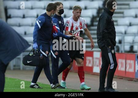 SUNDERLAND, ROYAUME-UNI. 16 AOÛT Stephen Wearne de Sunderland est escorté du terrain avec une blessure lors du match PL 2 Division 2 entre Sunderland et Fulham au Stade de Light, Sunderland, le lundi 16 août 2021. (Crédit : will Matthews | MI News) crédit : MI News & Sport /Alay Live News Banque D'Images