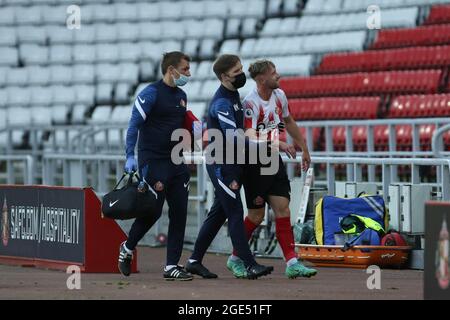 SUNDERLAND, ROYAUME-UNI. 16 AOÛT Stephen Wearne de Sunderland est escorté du terrain avec une blessure lors du match PL 2 Division 2 entre Sunderland et Fulham au Stade de Light, Sunderland, le lundi 16 août 2021. (Crédit : will Matthews | MI News) crédit : MI News & Sport /Alay Live News Banque D'Images