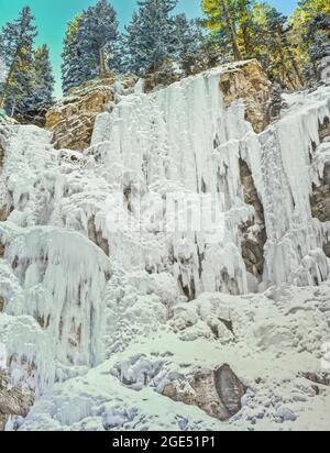 Cataract falls gelés dans le bassin du Ruisseau Elk près de augusta, Montana Banque D'Images