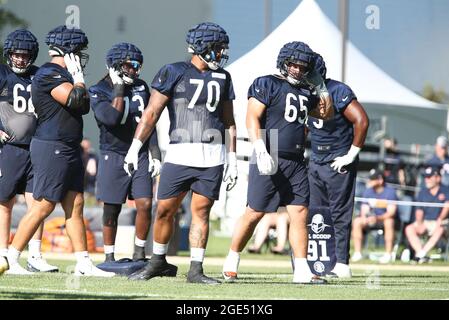 Chicago Bears offensive Guard Cody Whitehair (65) regarde pendant le camp d'entraînement à Halas Hall, le lundi 16 août 2021, à Lake Forest, Illinois. (Mel Banque D'Images