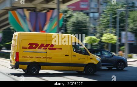 Bucarest, Roumanie - 11 août 2021 une livraison jaune DHL qui accélère le trafic à Bucarest. Cette image est destinée à un usage éditorial uniquement. Banque D'Images